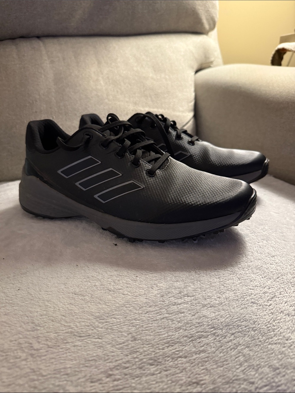Adidas Men's Black Athletic Training Shoes with Subtle Stripe Detail